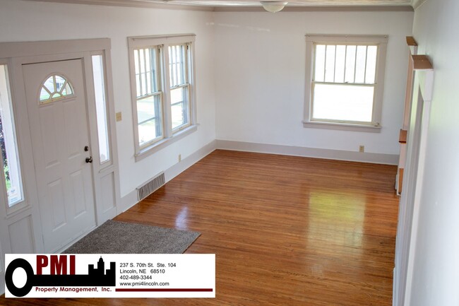 Building Photo - 4 Bedroom, 1.5 bathroom House For Rent; Av...