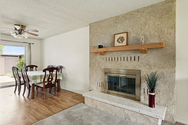 Building Photo - Charming Townhome