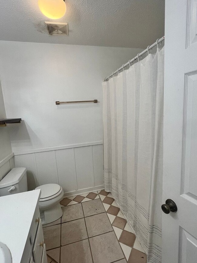 Building Photo - 3 Bedroom 2 Bathroom Duplex