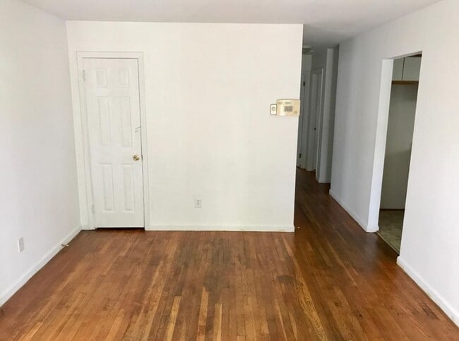 Building Photo - 3 bedroom house on quiet dead end! All ele...
