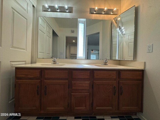 Building Photo - 4053 E Woodland Dr