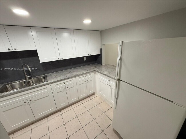 Building Photo - 10000 NW 80th Ct
