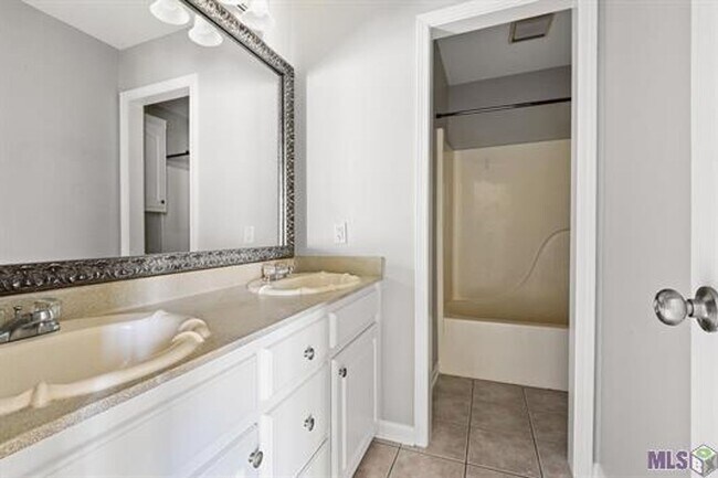 Building Photo - 4 Bedroom in Springlake Subdivision