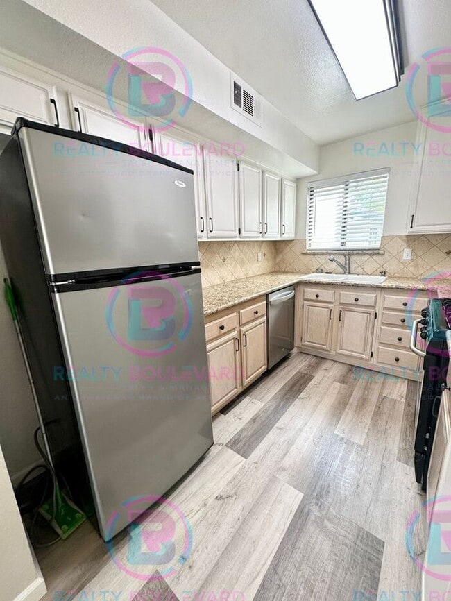 Building Photo - 1/2 Month Free! Contemporary 2-Bed Condo w...