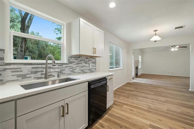 Building Photo - 605 Wild Briar Cv