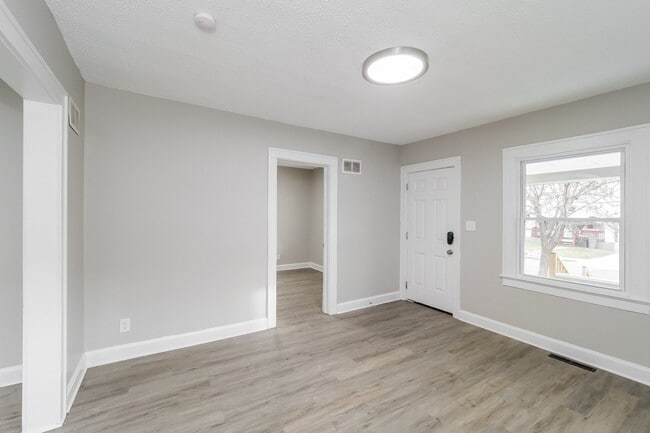 Building Photo - 5840 Park Ave