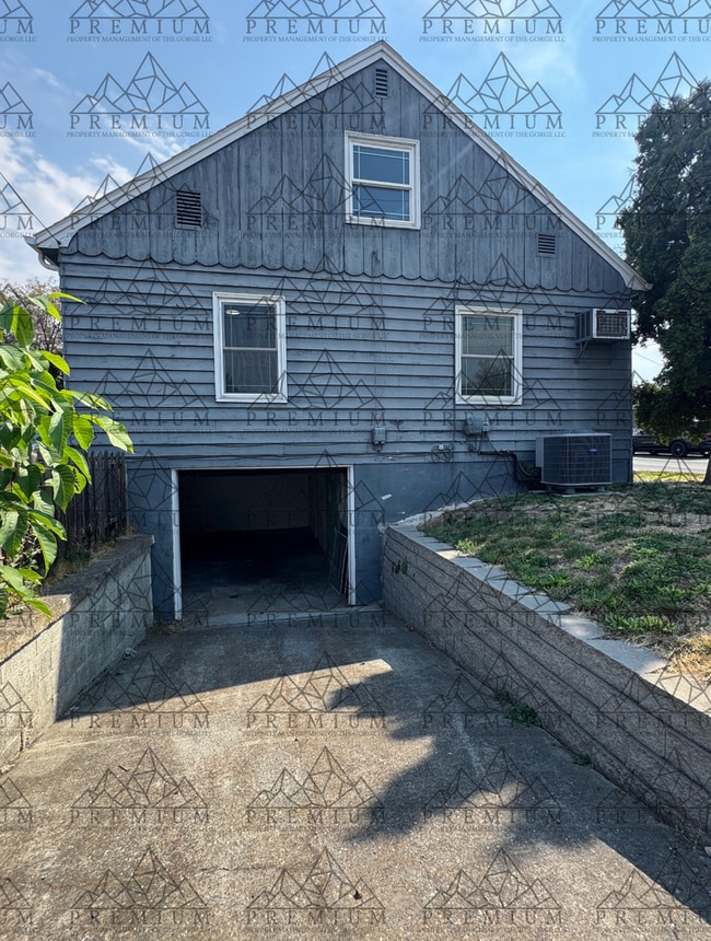 Building Photo - Large 4 Bedroom 2 Bath