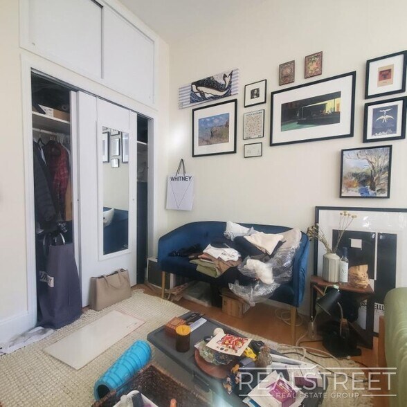 Building Photo - Spacious Sunny South Facing Studio One Block from Promenade