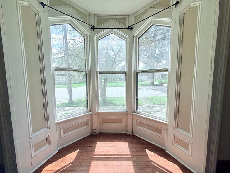 Bay Window - 615 W 2nd St
