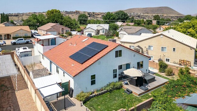 Building Photo - Spacious 6 Bedroom Home in La Verkin!