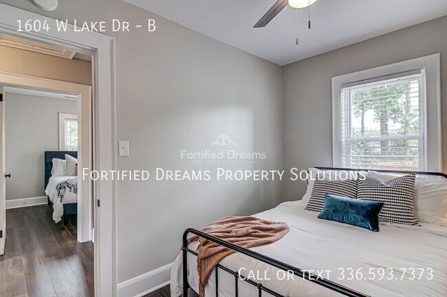 Building Photo - 1604 W Lake Dr