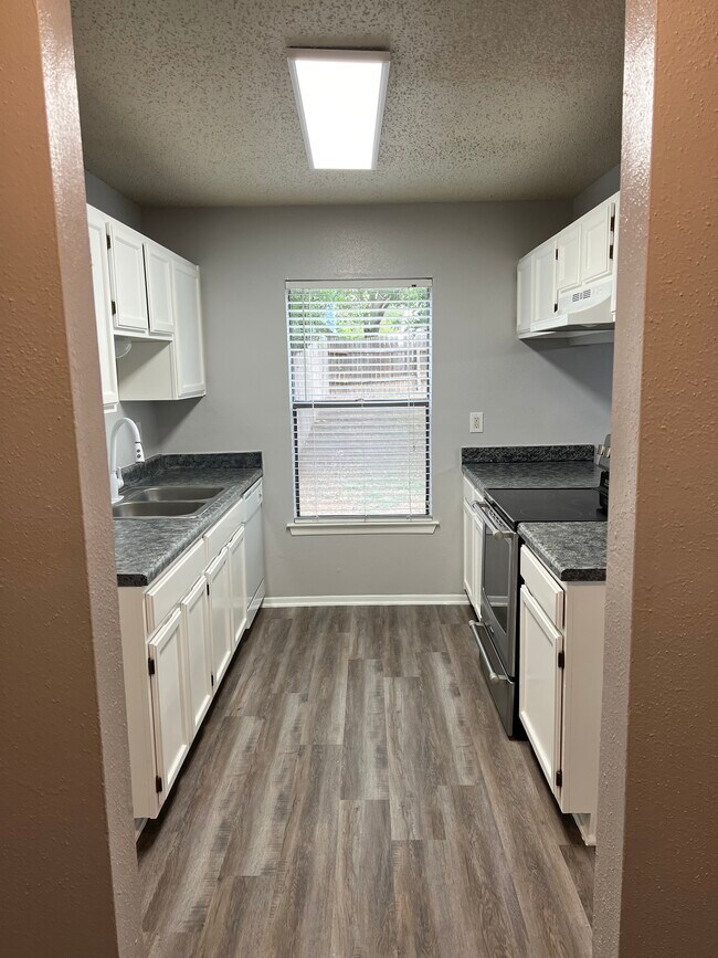 Building Photo - 9713 Village Briar