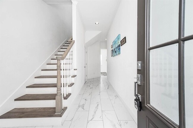 Building Photo - 2103 Naomi St