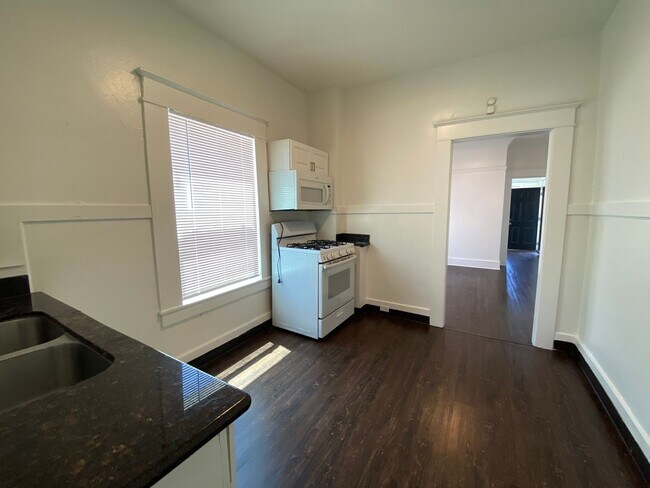 Building Photo - One Bed, One Bath Apartment Located Downtown