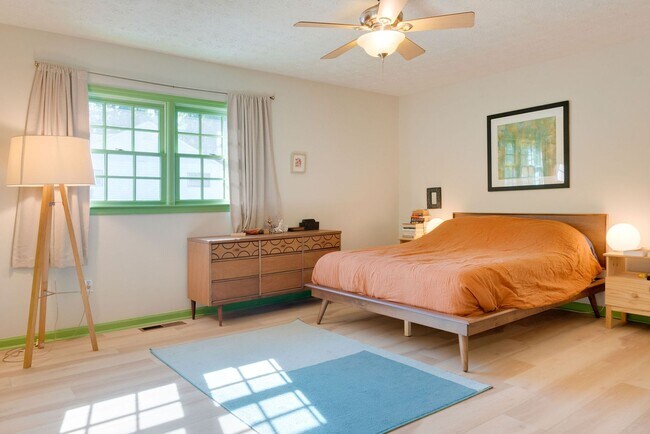 Building Photo - Convenient to campus and Five Points- Jamestown condo for rent