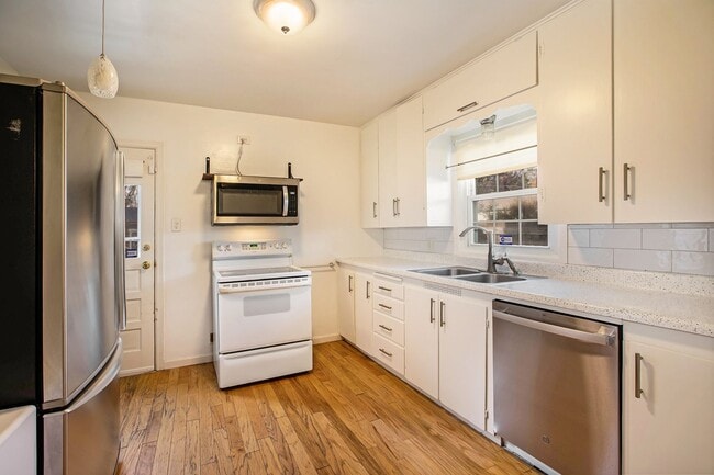 Building Photo - 4Bed/2Bath home with newly renovated basem...