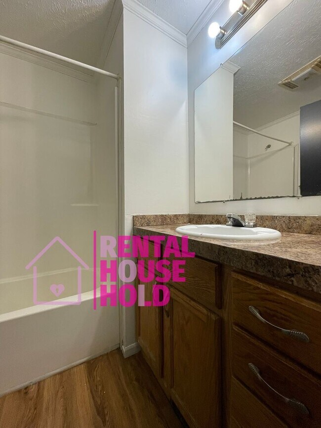 Building Photo - Completely Redone 3 Bed 1.5 Bath Rental!