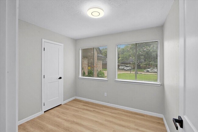 Building Photo - 2601 Village Cir Dr