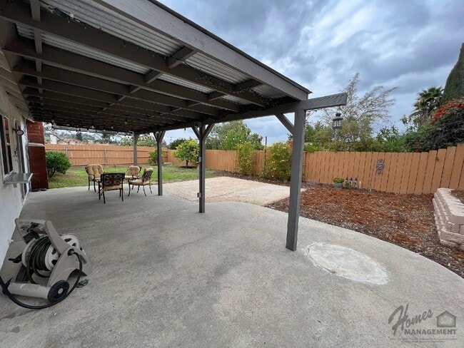 Building Photo - Homes Management - 3 bed, 2 bath home off Oak Hill