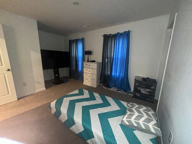 Building Photo - Available NOW - 5 bedroom, 3 full bathroom house - $3,300/month