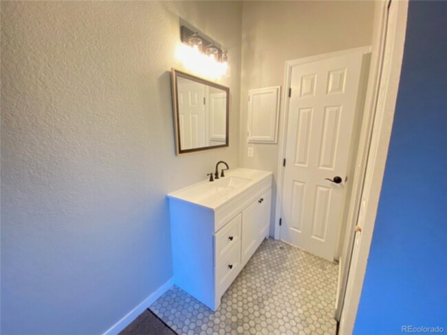 Building Photo - Charming 2-Bedroom Townhome in the America...