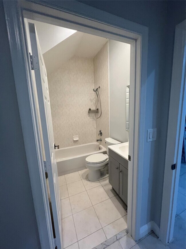 Building Photo - 3318 Lakeside Dr