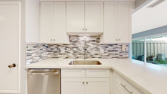 Building Photo - Sunnyvale Townhome, 3 beds 1.5 baths, Nice...