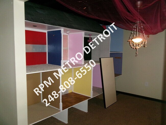 Building Photo - SPACIOUS HOME IN BROWNSTOWN