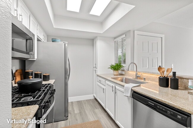 Building Photo - 7100 W Pirates Cove Rd