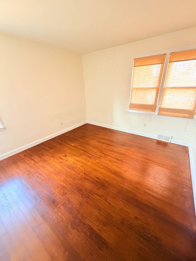 Building Photo - 3 Bed, 2 Bath Pet Friendly Downtown Asheville Location, Available Now - Lawn Care Included!