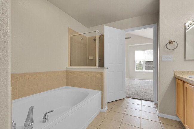 Building Photo - $2,695- 3 Bed, 3 Bath Updated Townhouse wi...