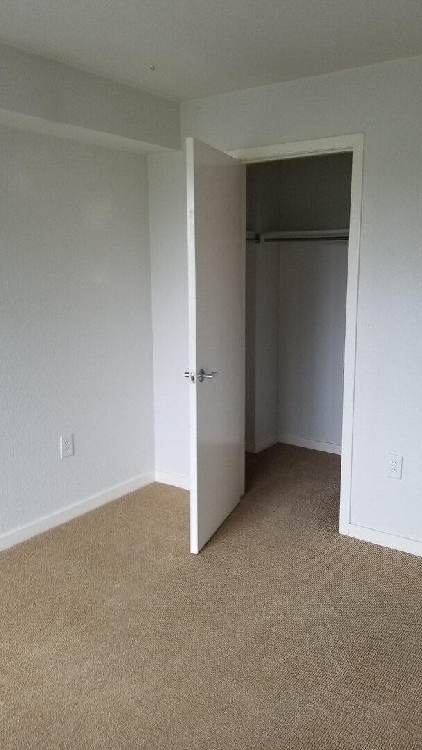 Building Photo - 2 Bedroom Condo SUPER close to Campus!