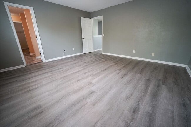 Building Photo - 8 Willow Lakes Dr