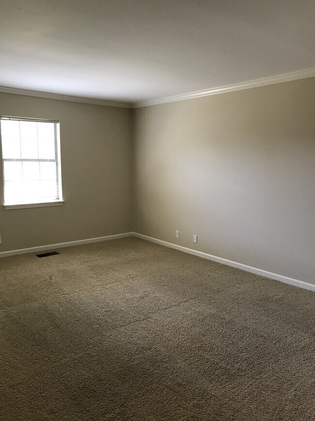 Building Photo - Bellevue Townhome 4 bedrooms 3 full baths