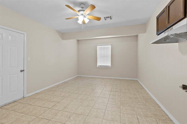 Building Photo - 804 Valerie Ave