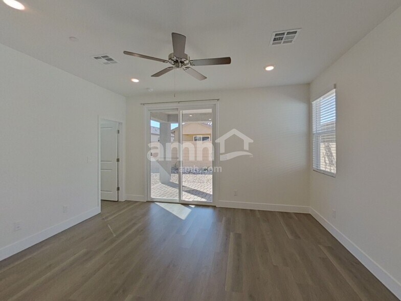 Building Photo - 901 English Primrose St