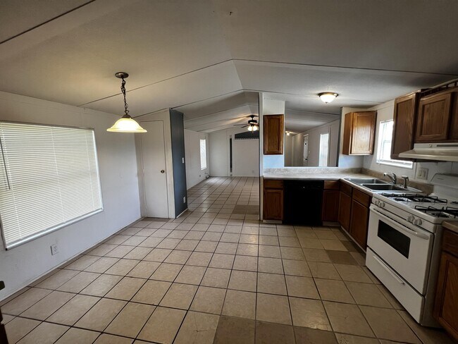 Building Photo - 220 Six Pines Rd