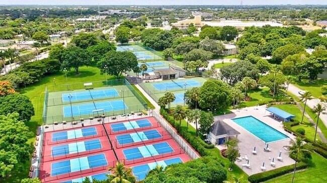 Building Photo - 1902 Bermuda Cir