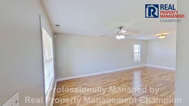 Building Photo - 3 BD/2.5 BA Home with Fenced Yard & Attached Garage