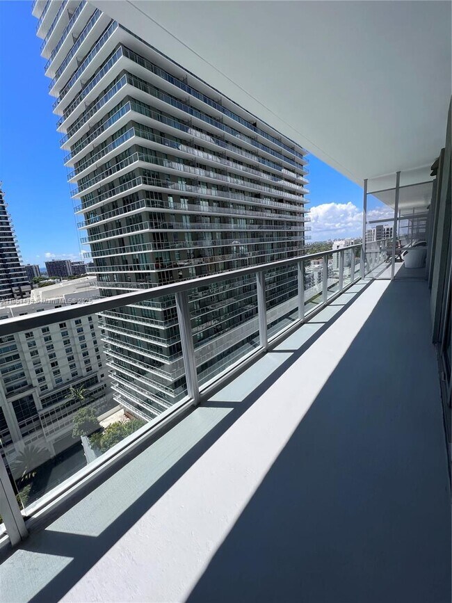 Building Photo - 1111 SW 1st Ave