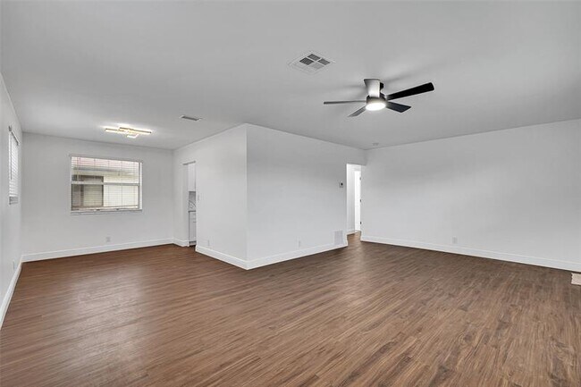 Building Photo - 420 SW 27th Terrace