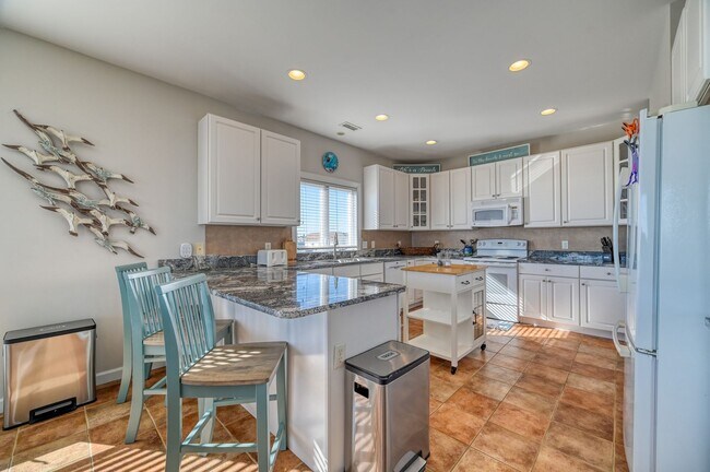 Building Photo - OFF-SEASON FURNISHED MONTHLY RENTAL