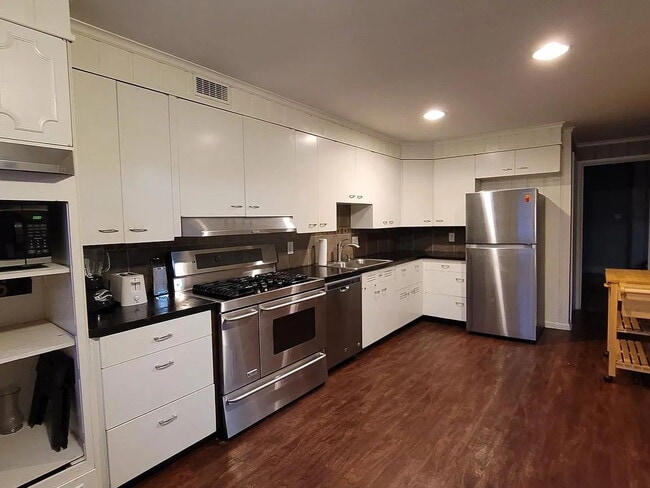 Building Photo - "Spacious 5-Bedroom Retreat with Fireplace Charm on S Broadway!"