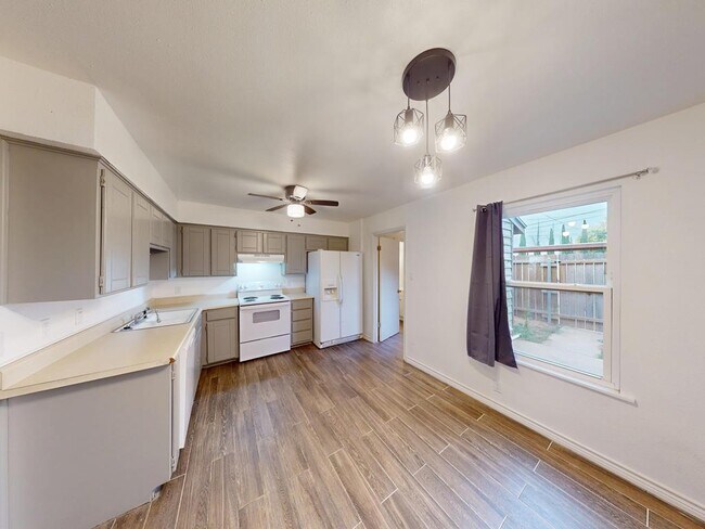 Building Photo - 728 SW 7th Pl