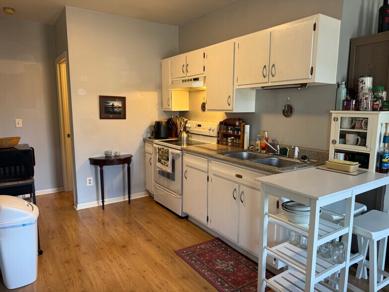 kitchen - 439 W Loveland Ave