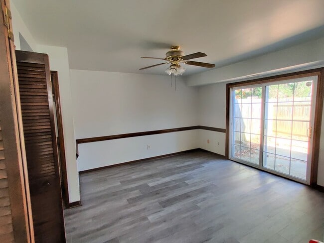 Building Photo - 3 bedroom townhouse
