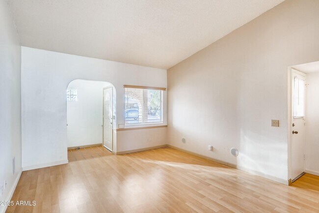 Building Photo - 510 E Sequoia Dr