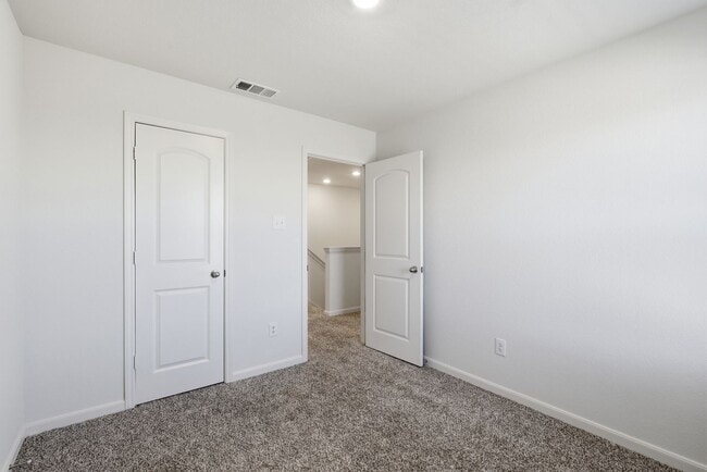 Building Photo - 402 Marsh Ln