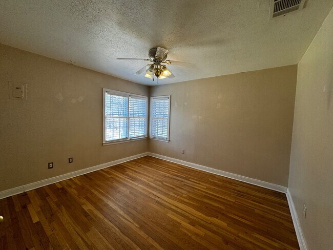 Building Photo - Amazing home in Tech Terrace