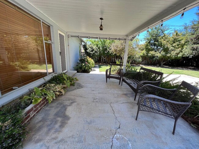 Building Photo - Charming home